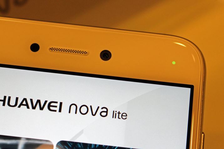 TuJ͖800fF2.0̃YƂgݍ킹B{Iɂ́uHUAWEI novavƓ̂