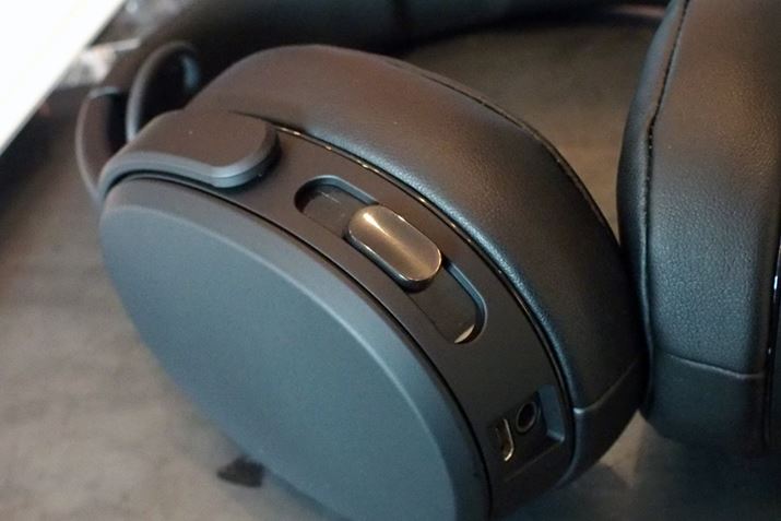 nEWOɂ́ATuE[n[̐UʂRg[łXC_[XCb`𑕔