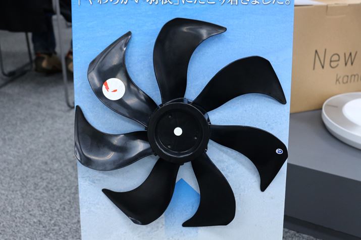 �J�����̉H���Ƀq���g�𓾂�8���t�@���B���炩�ɂ��Ȃ邱�Ƃŋ����v���X�`�b�N���g�p���Ă���