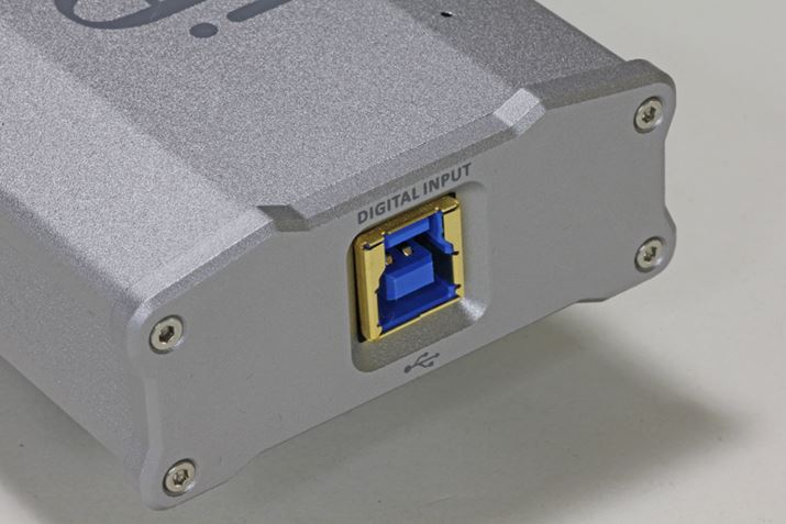 AplUSB[qB^CvƂȂĂAp\RȊÕfoCXƂ̐ڑɂ́AϊA_v^[KvɂȂĂ