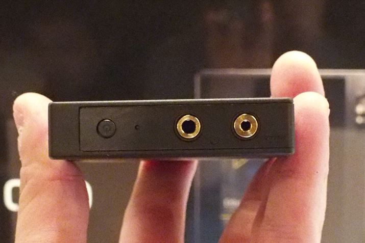 DP-S1̖{̏㕔Bd{^A3.5mmCzWbNAoX쓮Ή2.5mm4ɃWbN