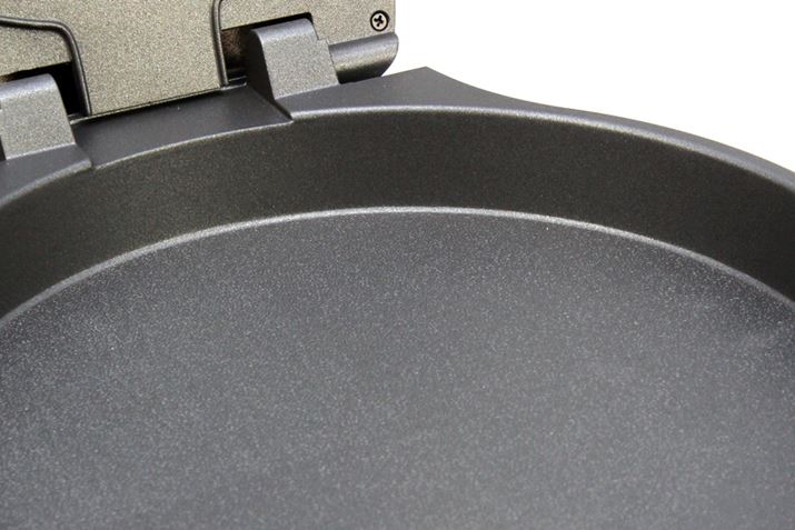 ���C���̃v���[�g�͐[����3.5cm�B�\�ʂ̓t�b�f���H����Ă��ăc���c��