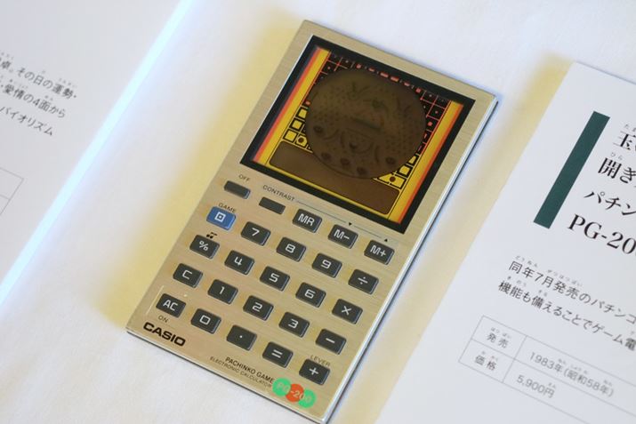 1983年に発売されたパチンコゲーム電卓のPG-200（当時の価格は5,900円）
