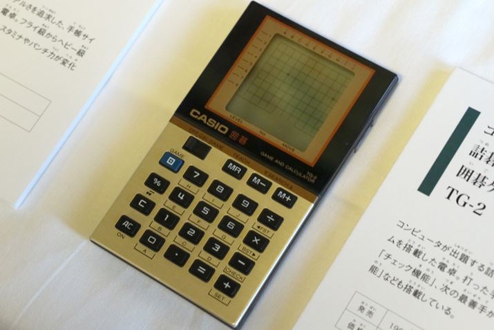 1984年に発売された囲碁ゲーム電卓のTG-2（当時の価格は9,800円）