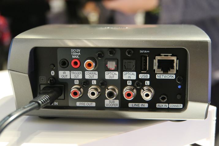 uHEOS LINKv̔wʁBfW^͂́AjAPCMōő192kHz^24bit܂