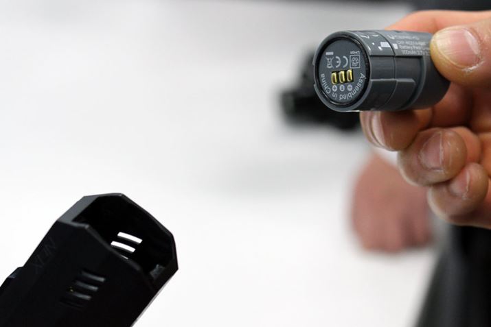 �o�b�e���[�͌㕔�ɂ˂����ނ悤�ɑ�������Ă���A�O���[�u�������܂܂ł����E�͗e�Ղɍs����