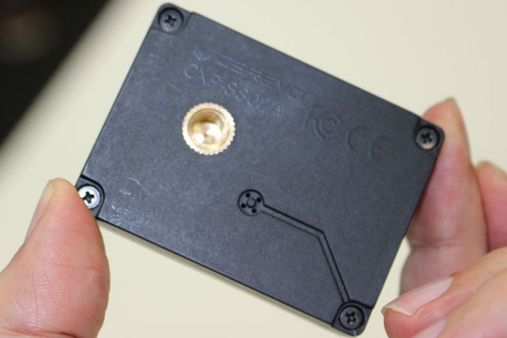 ���ʂɂ͎O�r�ɂ����t������l�W��������B�Ȃ��A�������IPX4�̖h���d�l���N���A���Ă���