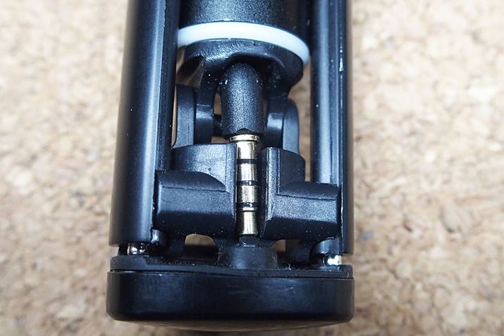 X}zz_[Ƀ~jWbNtĂ܂BX}zɐڑ邾ł