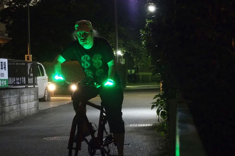 暗闇 で 自転車