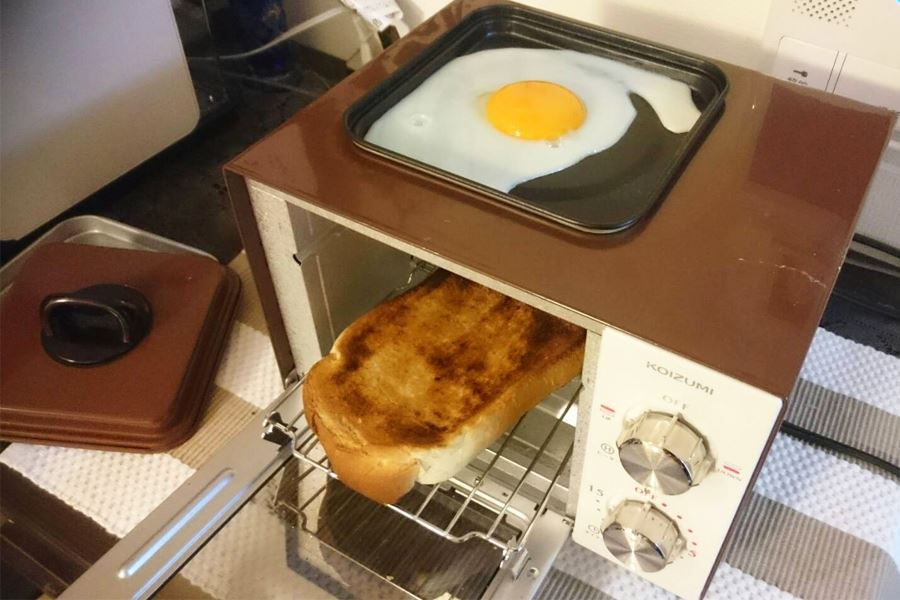朝食はこれ1台！ パンと同時に目玉焼きを作れる珍トースター - 価格