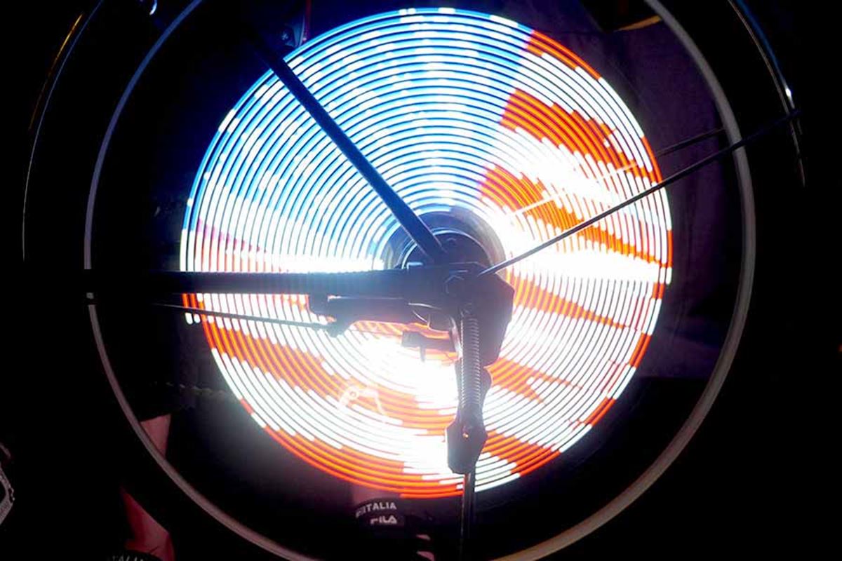 タイヤに光る絵が 最新ホイールライトで自転車が超絶かっこよくなった 価格 Comマガジン