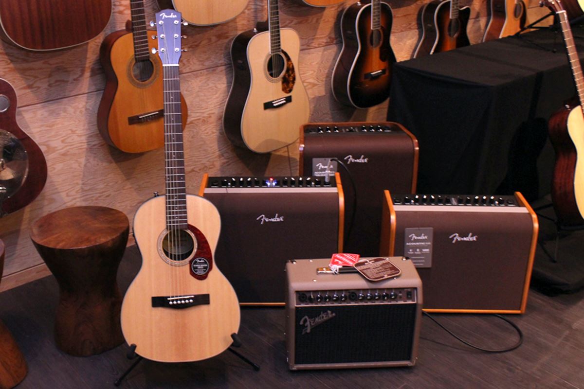 有名なブランド Fender ACOUSTIC JUNIOR アコースティックギターアンプ