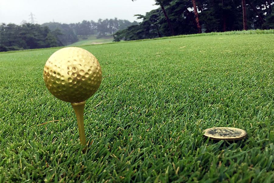 ピッカピカ 金沢の 金箔 が施された 金の玉 でゴルフをやってみた 価格 Comマガジン