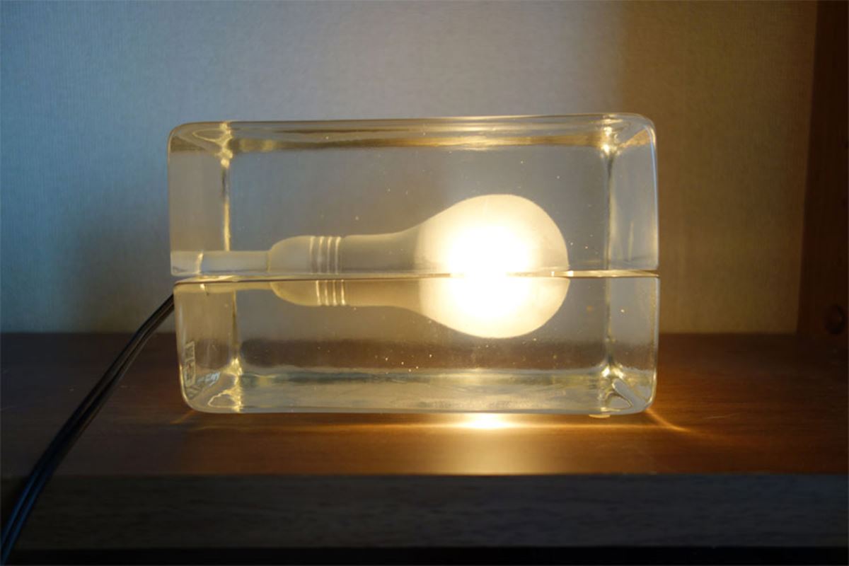 氷の中に電球を閉じ込めた…ふわっと幻想的な照明はいかが？ - 価格.com 