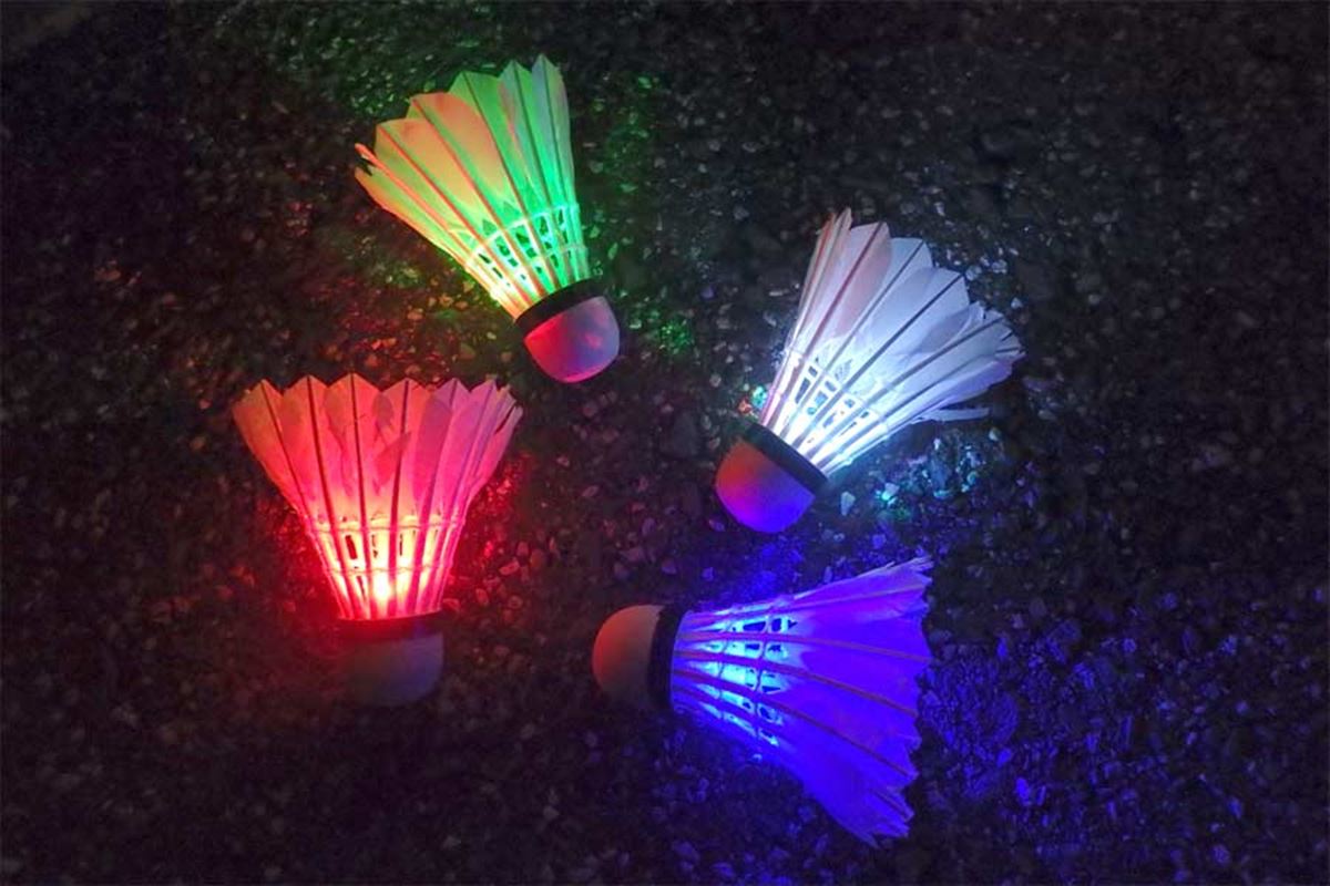 日が沈んでも遊べちゃう！ LEDで光るバドミントン用シャトル