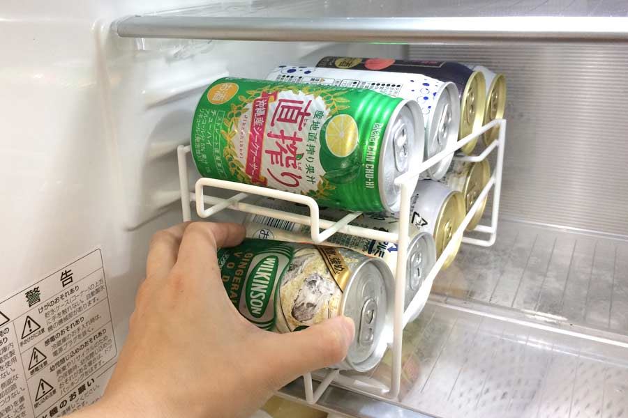 冷えた缶から先に飲める コロコロ転がる収納ラックで冷蔵庫スッキリ