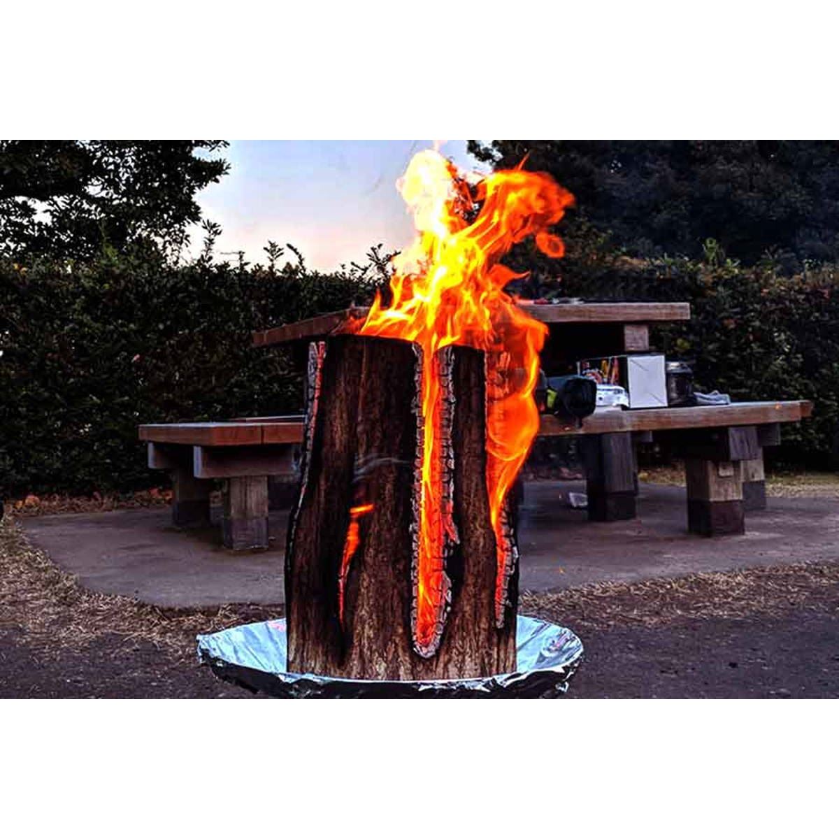 丸太を使った伝統の焚き火 スウェーデントーチ が冬のキャンプに最適