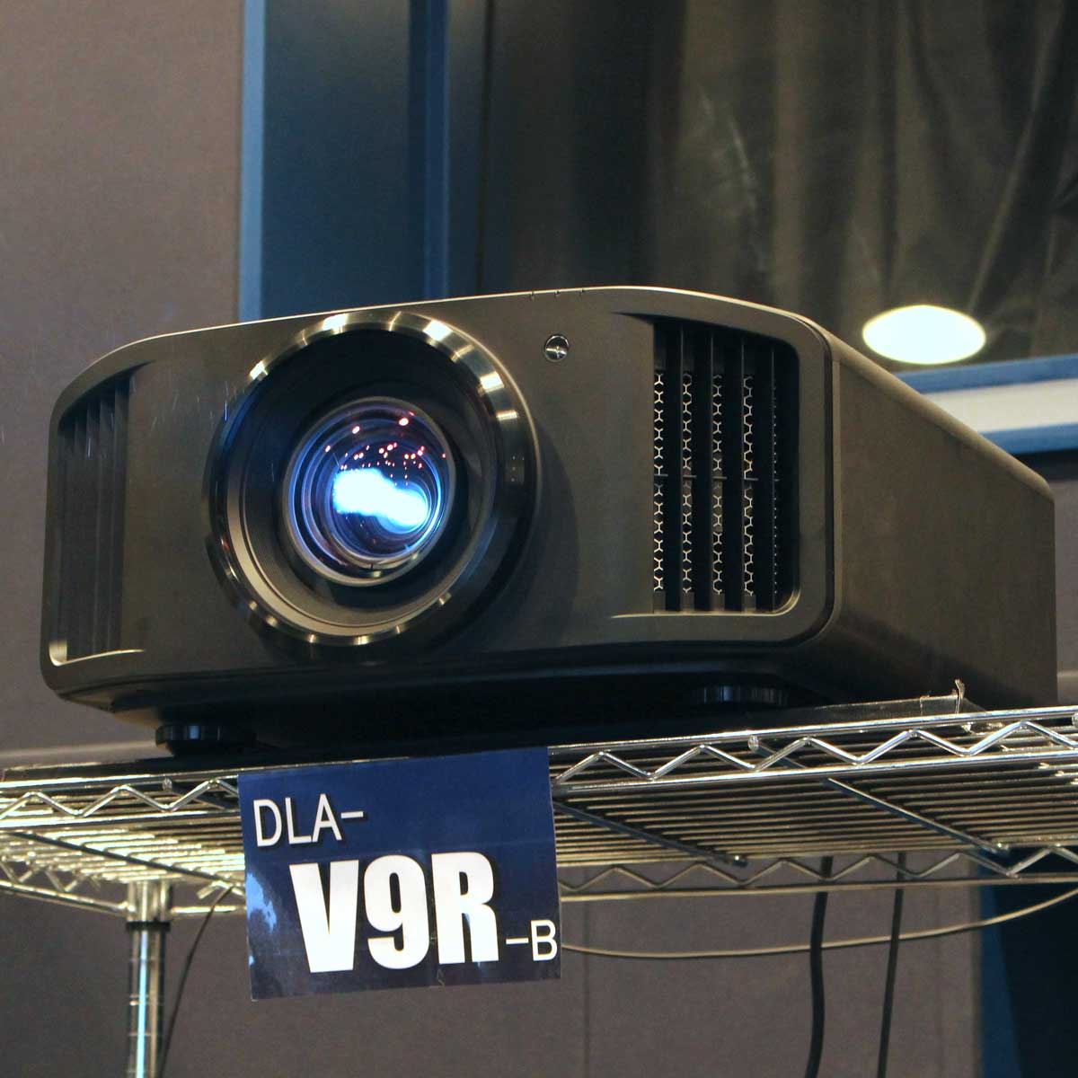 JVC 4K対応・3Dホームシアタープロジェクター（ブラック）D-ILA DLA-X570R-B - 1