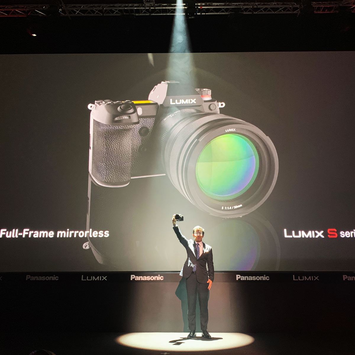 実機フォト追加】パナソニックからフルサイズミラーレスカメラ「LUMIX 