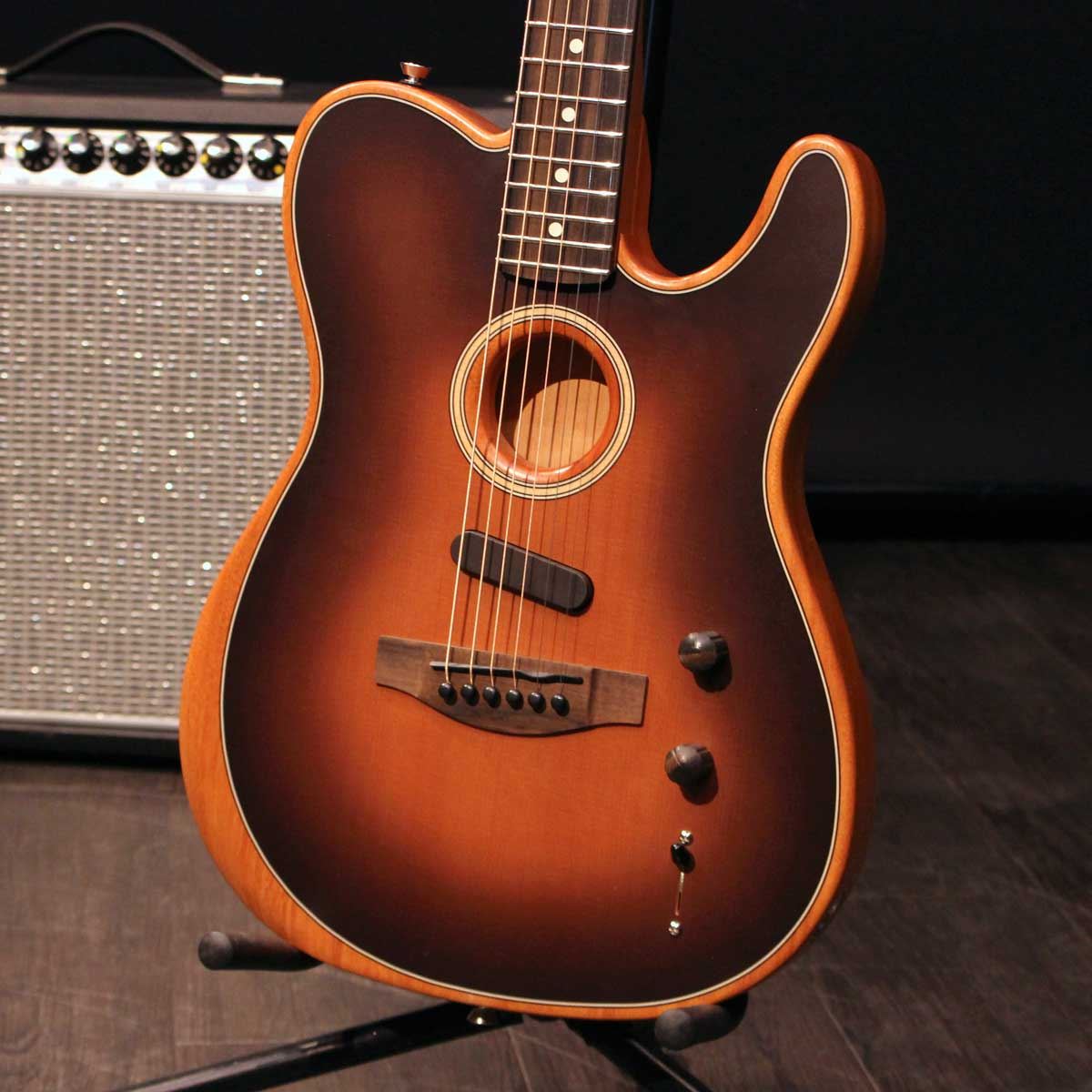 1台でエレキにもアコギにもなる!? Fenderの新基軸ギター「ACOUSTASONIC ...