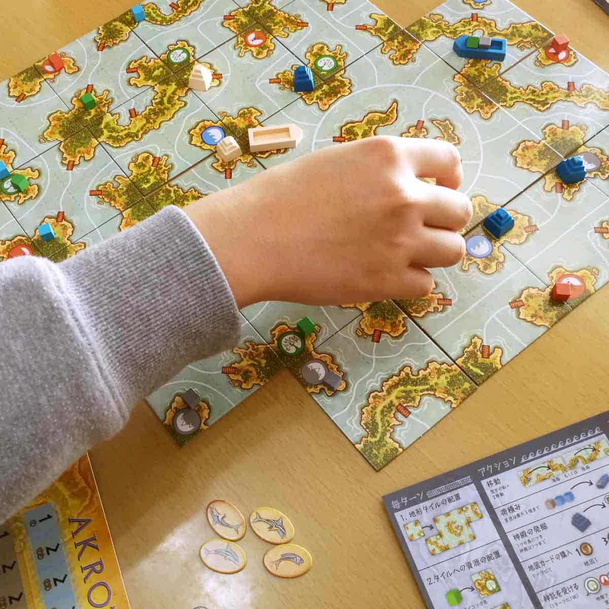 カード1枚が勝負を握る 親子で楽しめるボードゲーム アクロティリ を遊んでみた 価格 Comマガジン