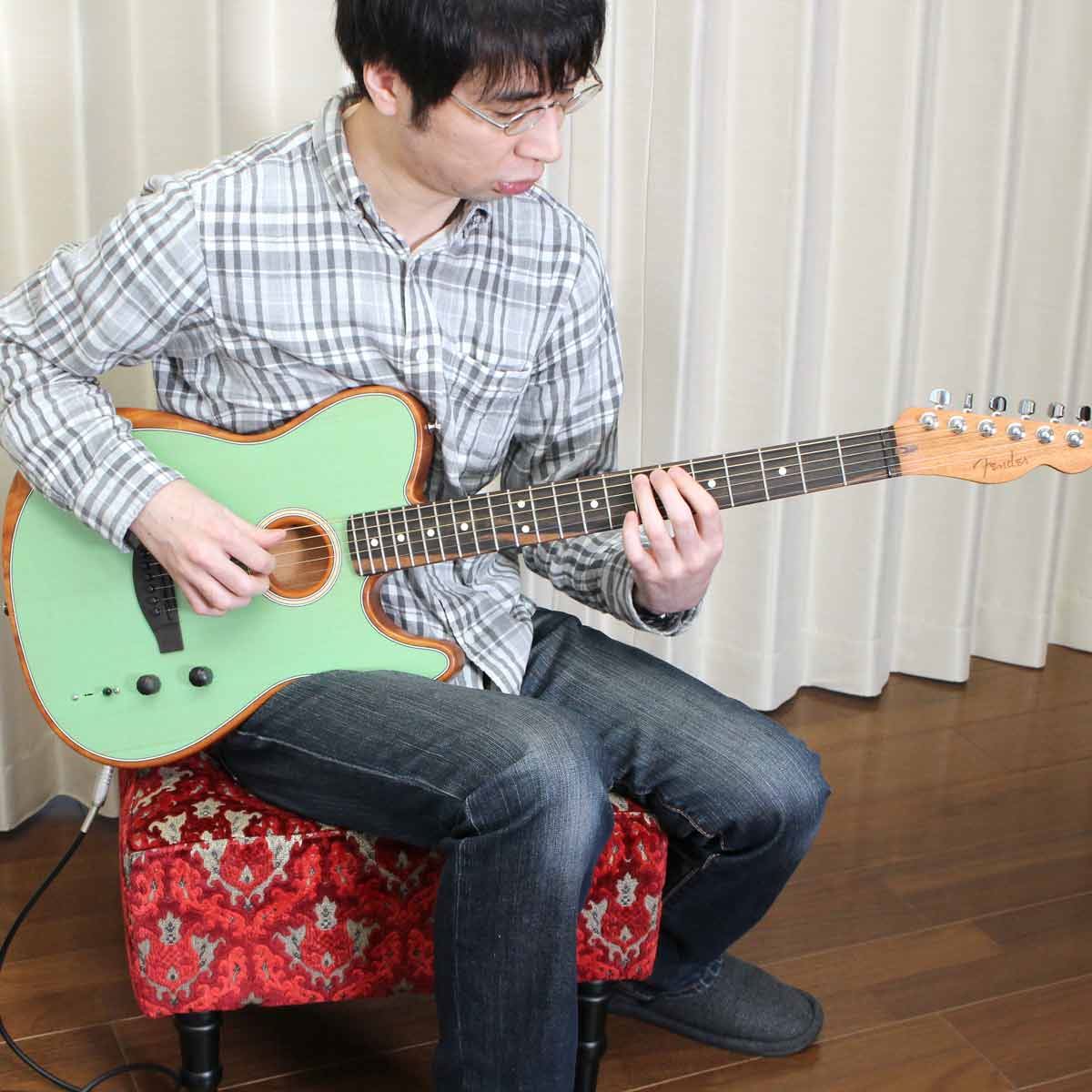 エレキとアコギが合体！ Fenderの新感覚ギター「Acoustasonic」をストラト使いが弾いてみた - 価格.comマガジン