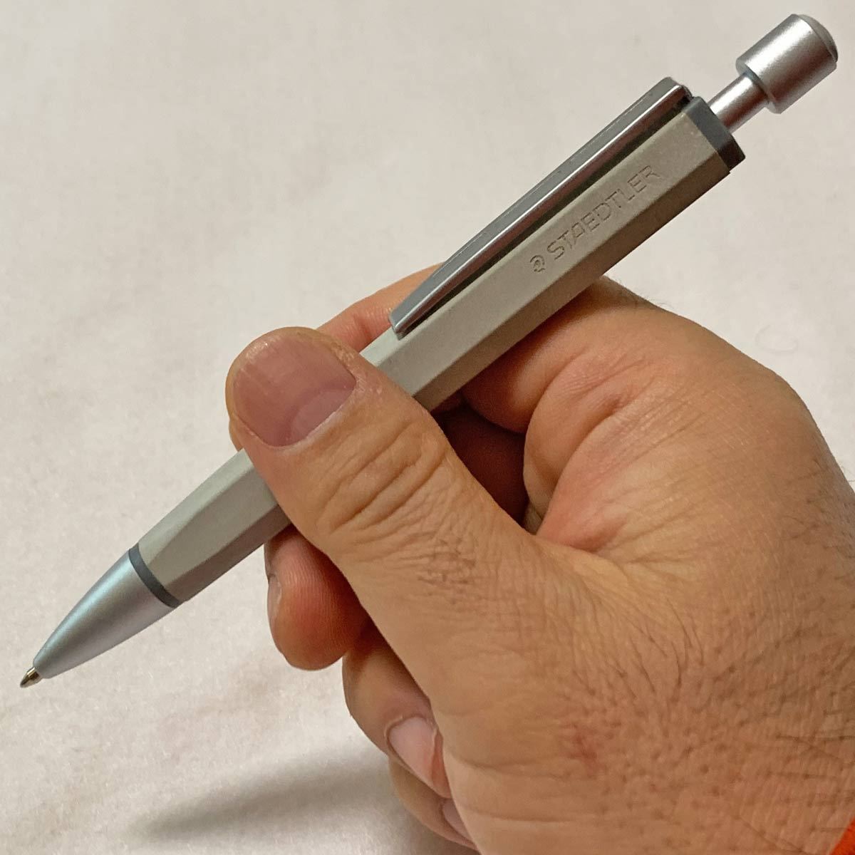 真っ赤な車のクリップファイル はトロイカの文具