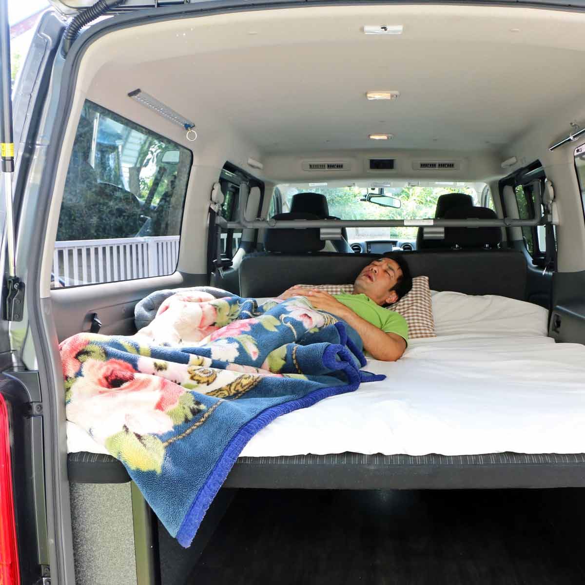 キャンピングカーのような寝床で車中泊できる日産 Nv350キャラバン トランスポーター 価格 Comマガジン