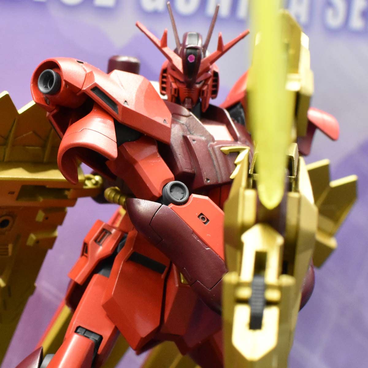 赤きニューガンダム」がジオン軍のエンブレムを模した大剣を携え