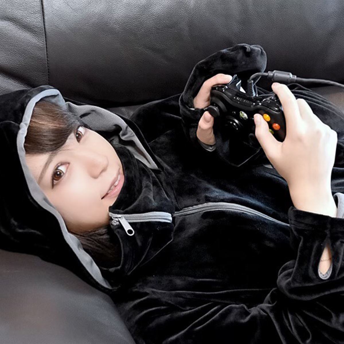 写真多数】女性ゲーマーが徹底試着！ ダメ人間を増殖させる「ゲーミング着る毛布」