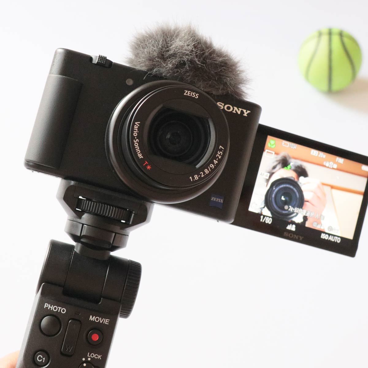 ソニーからVlogデジカメ「VLOGCAM ZV-1」登場！ 自分撮りしやすいバリ