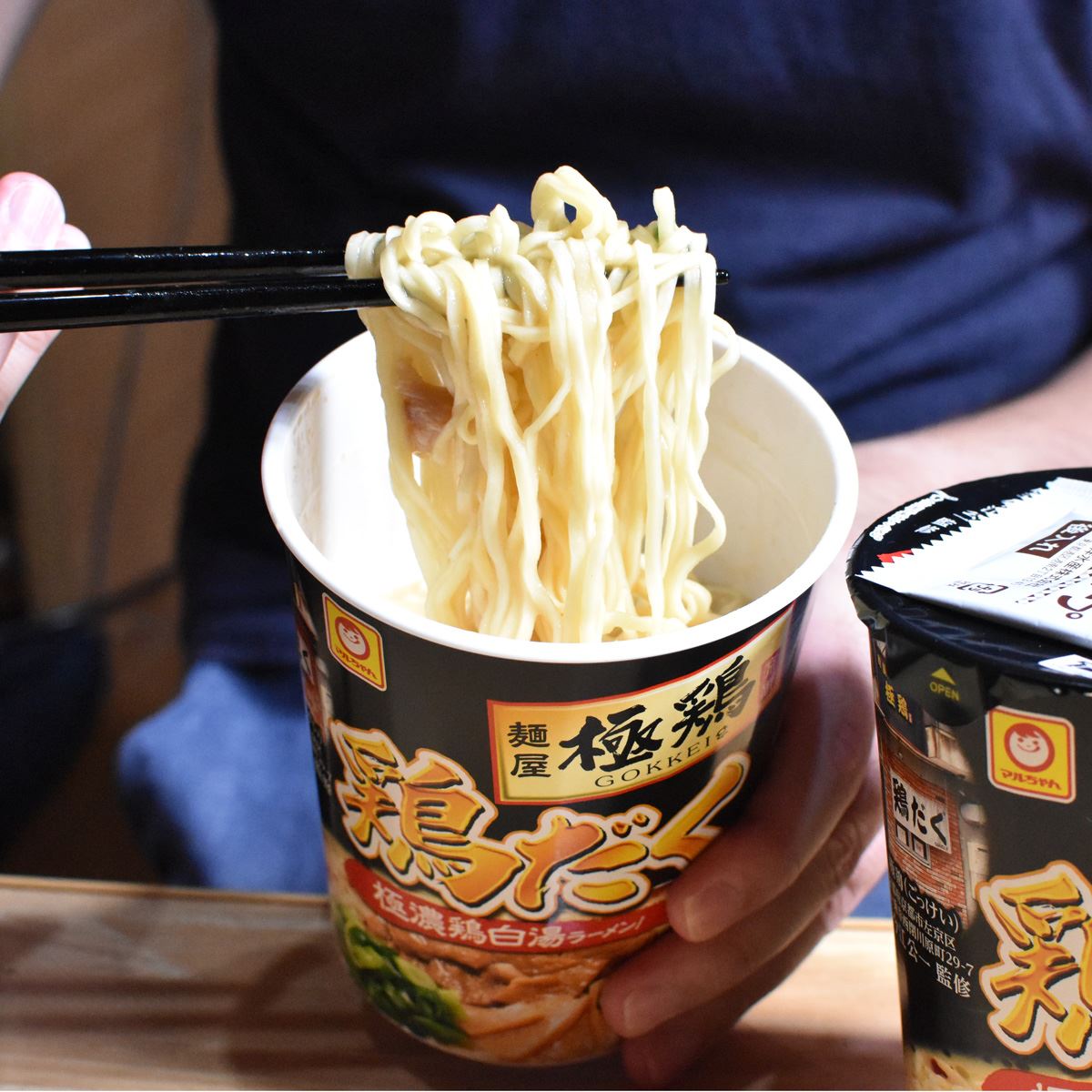 ラーメン1杯のためだけに京都本店へ行った男が食べ比べ、超こってり「極鶏」のカップ麺 - 価格.comマガジン