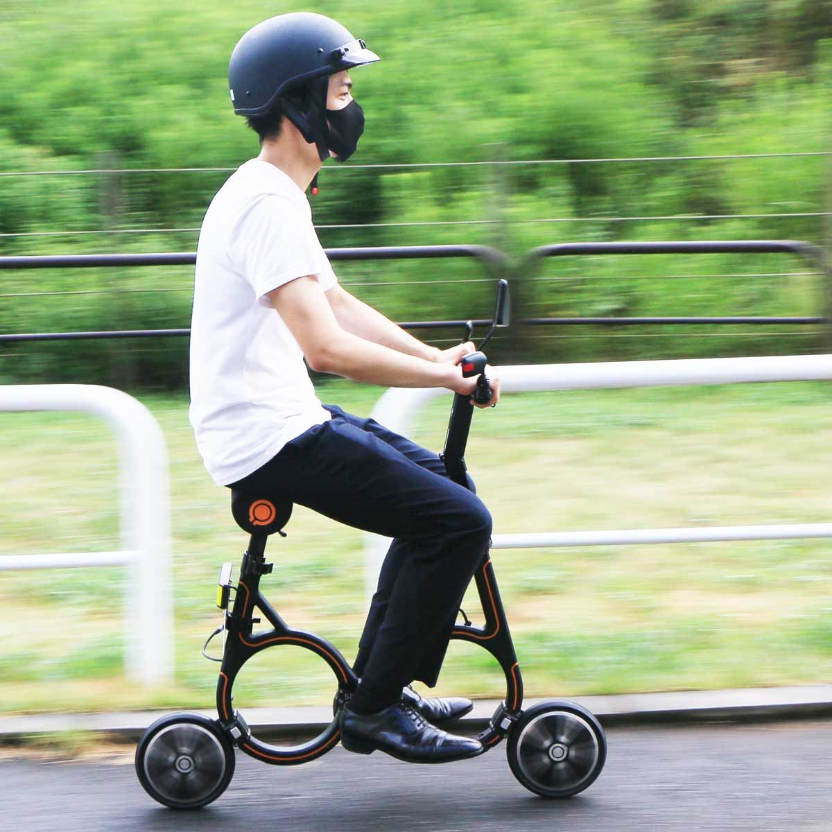 日本で乗れる新しい電動バイク!? 円形フレームが目を引く「Smacircle