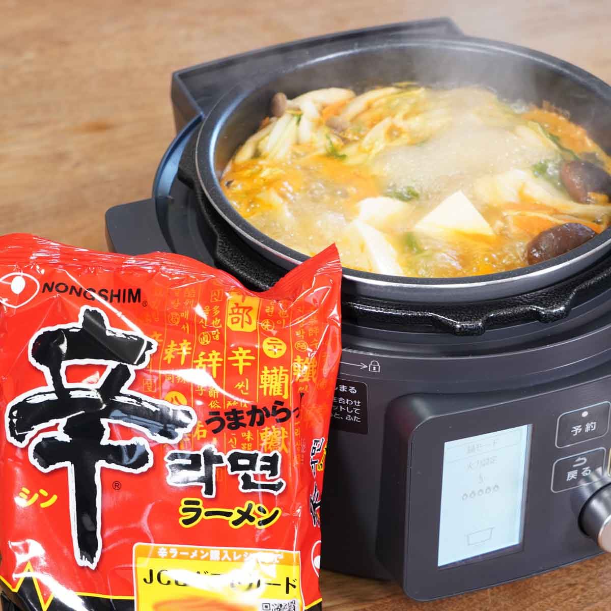 辛ラーメンで作るピリ辛鍋がウマい 電気調理鍋でオトコめし 動画 価格 Comマガジン