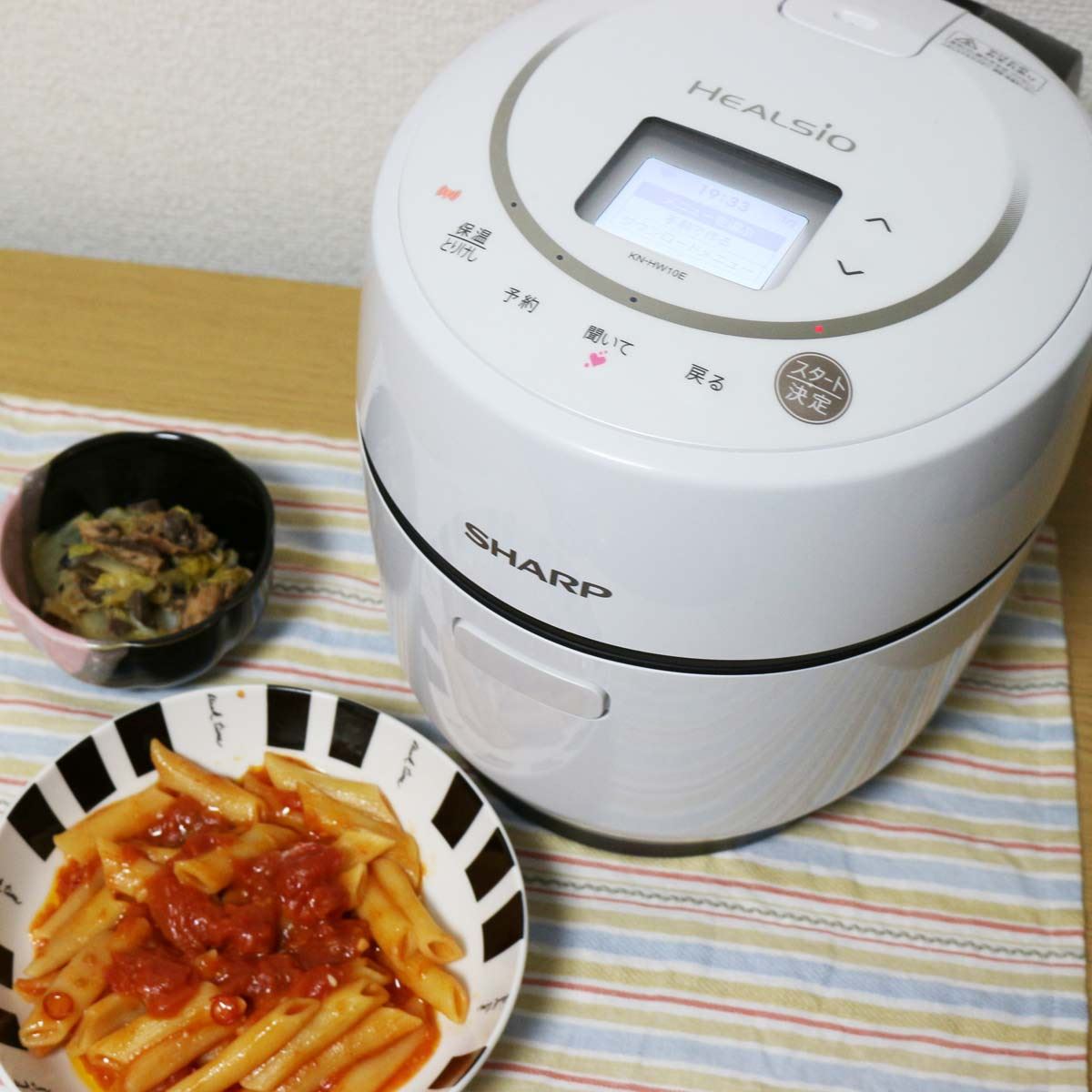 料理が苦手でも自炊が楽しくなった！ ひとり暮らしにぴったりな小型「ヘルシオ ホットクック」 - 価格.comマガジン