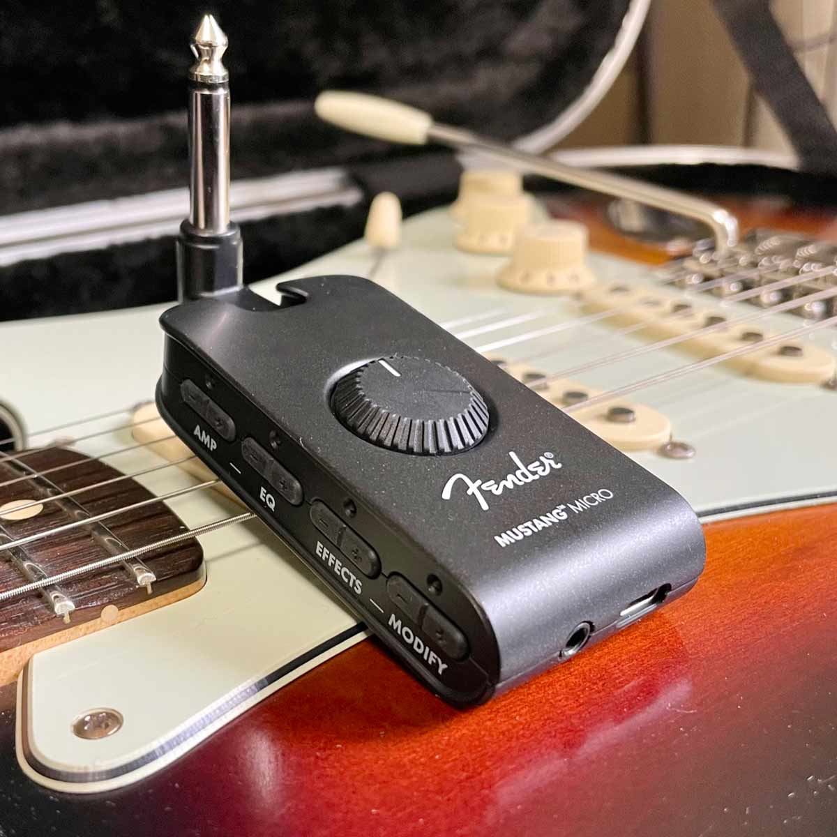 ついにFenderからも出た！ 直挿し型のヘッドホンギターアンプ「Mustang Micro」速攻レビュー - 価格.comマガジン