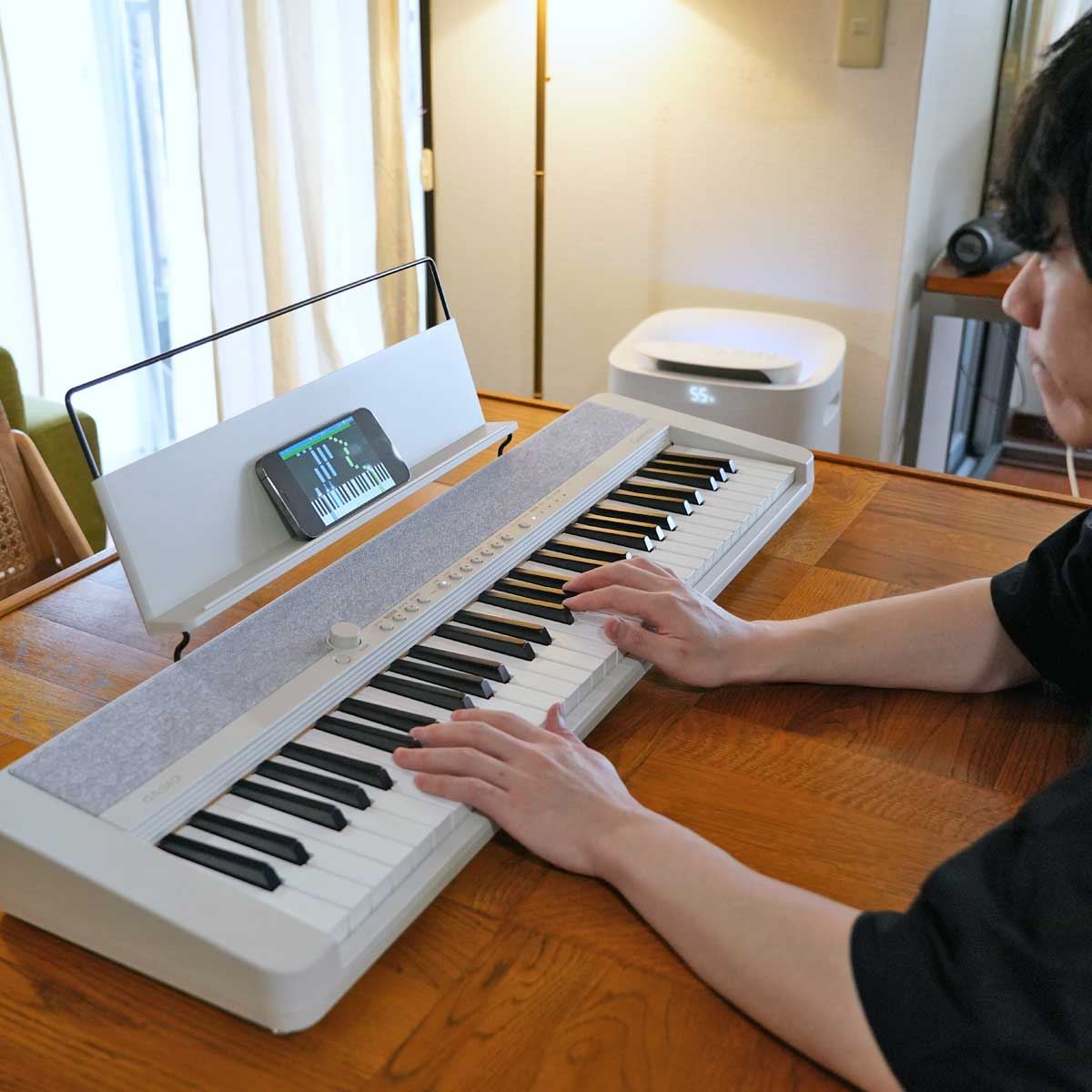 おしゃれキーボード「カシオトーン CT-S1」でピアノ未経験男子が演奏に 