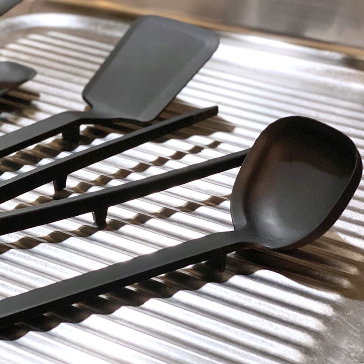 先端が“浮く”!? 山崎実業のキッチンツールで料理中のストレスが激減