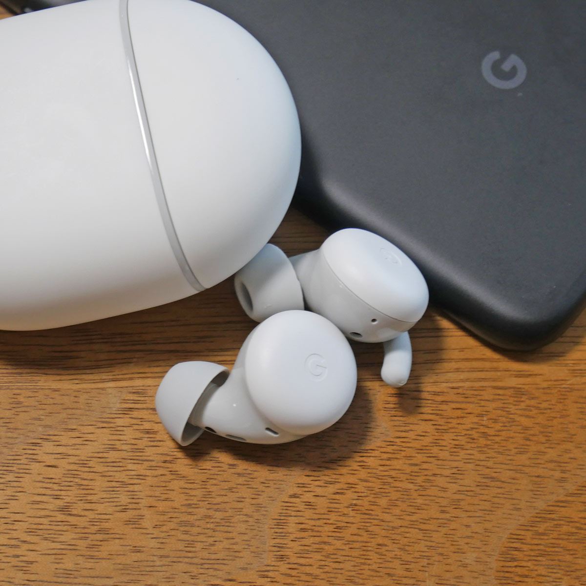 Google Pixel Buds A-Seriesとワイヤレス充電器-