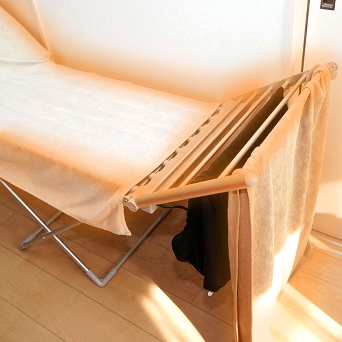 ヒーター内蔵”の物干台で洗濯物がすぐ乾く！ 部屋干しのお悩み解決