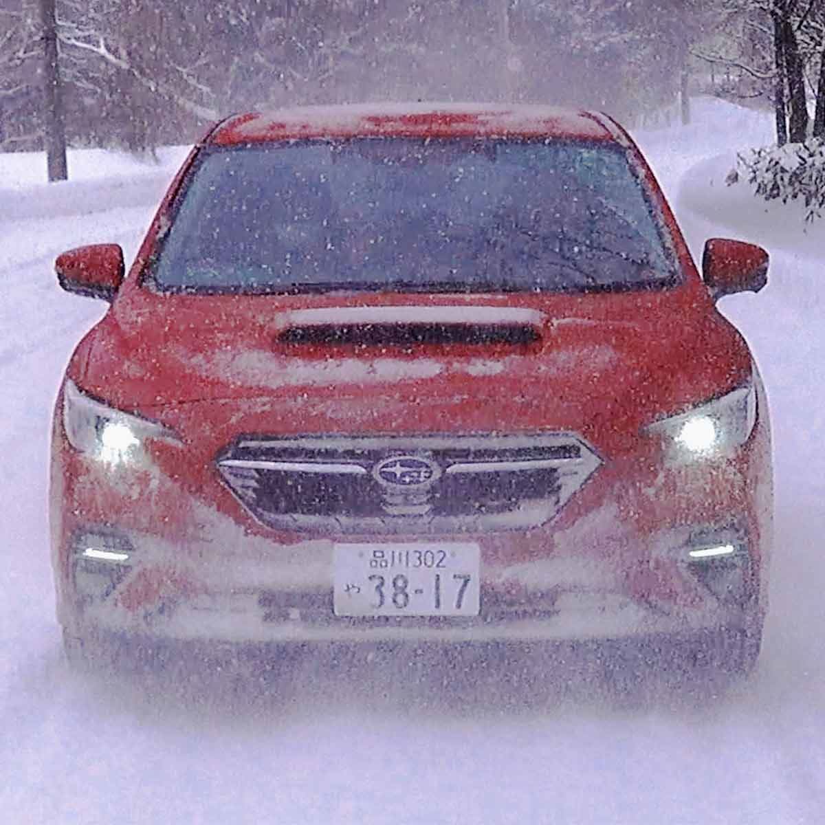 雪の山道を レヴォーグ で疾走 スバルawdの別格感がすばらしい 価格 Comマガジン