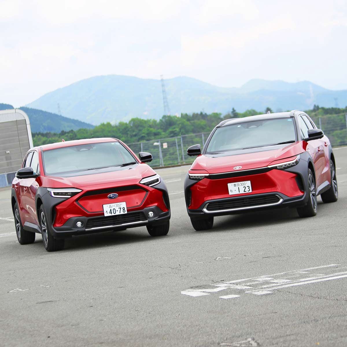 トヨタ「bZ4X」とスバル「ソルテラ」の違いは！？走り比べて徹底比較