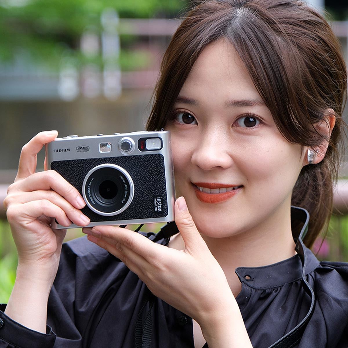 驚きの高画質！ 富士フイルム「instax mini Evo」は大人が使って楽しい