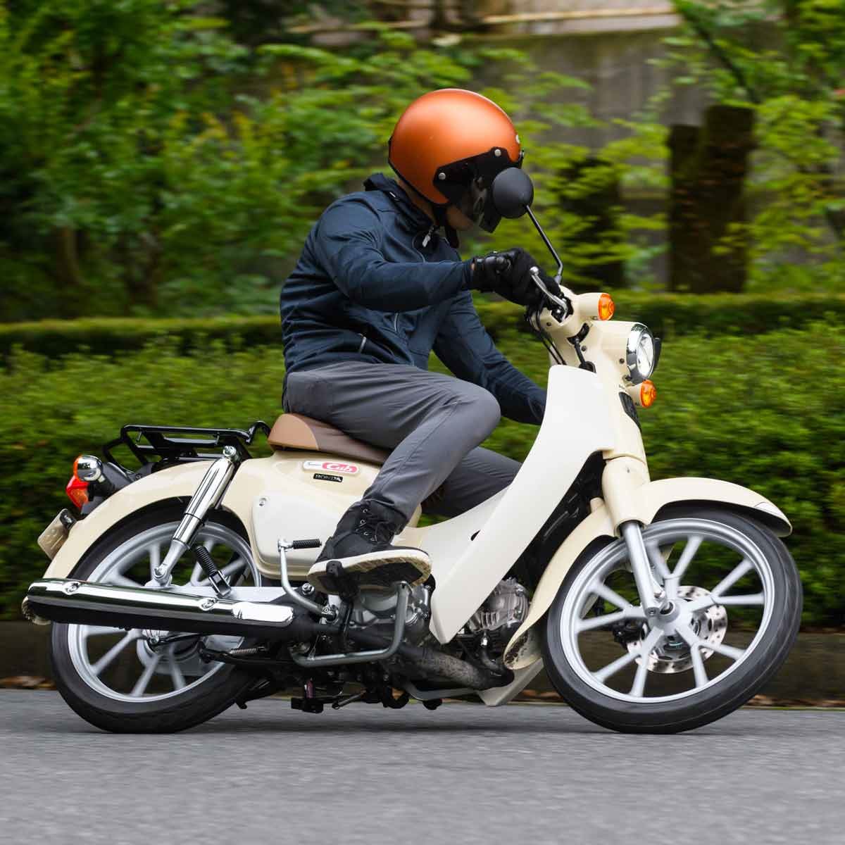 30万円強の価格でも納得の完成度！上質さと走る楽しさが向上したホンダ新型「スーパーカブ110」