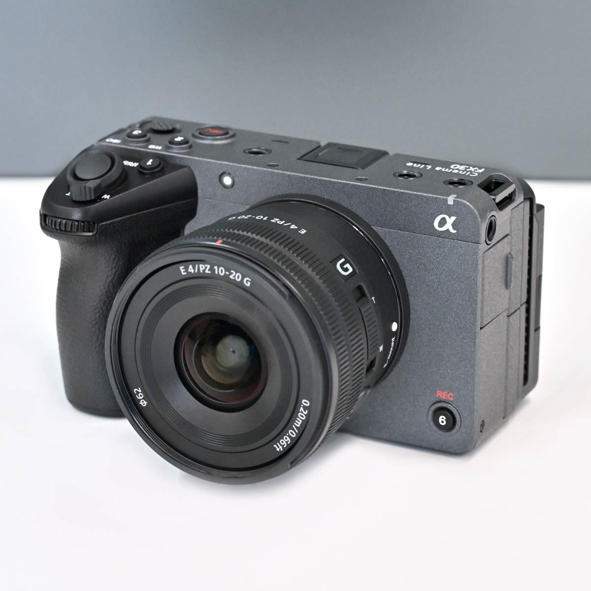 軽量コンパクトで必要十分な機能、ソニー「FX30」は「シネマカメラ入門 