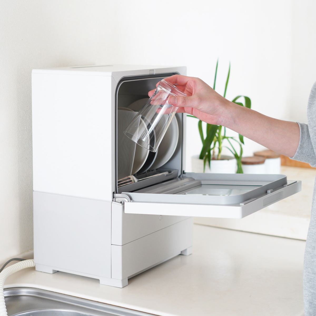 ひとり暮らしに食器洗い乾燥機は必要？ パーソナル食洗機「SOLOTA」を
