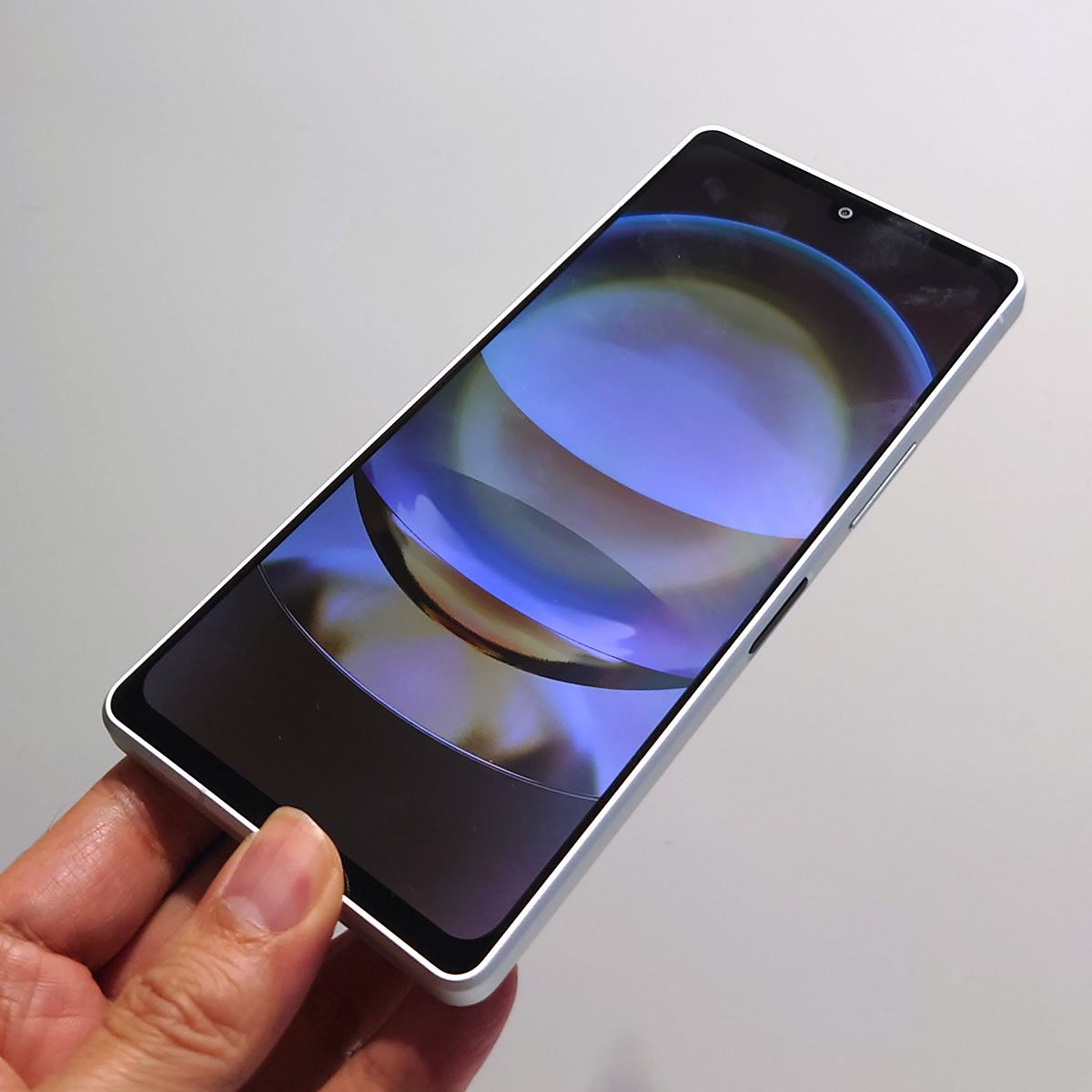 ライカ監修カメラを搭載する効率型ハイエンド「AQUOS R8」速報レポート