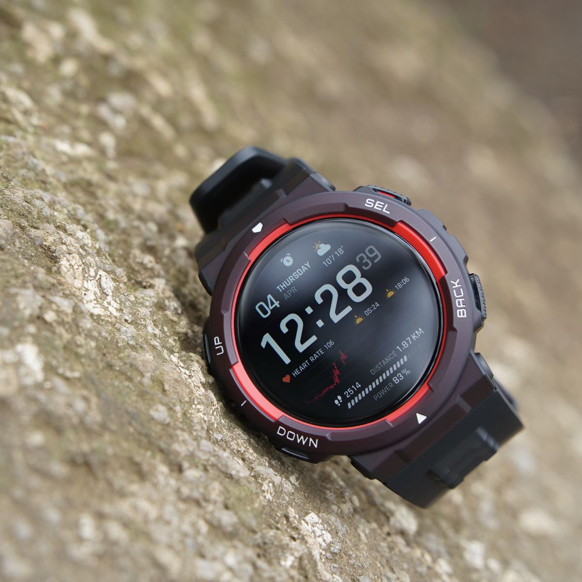 タフネス設計で2万円切り！ 「Amazfit Active Edge」はストリートからアウトドアまでイケる - 価格.comマガジン