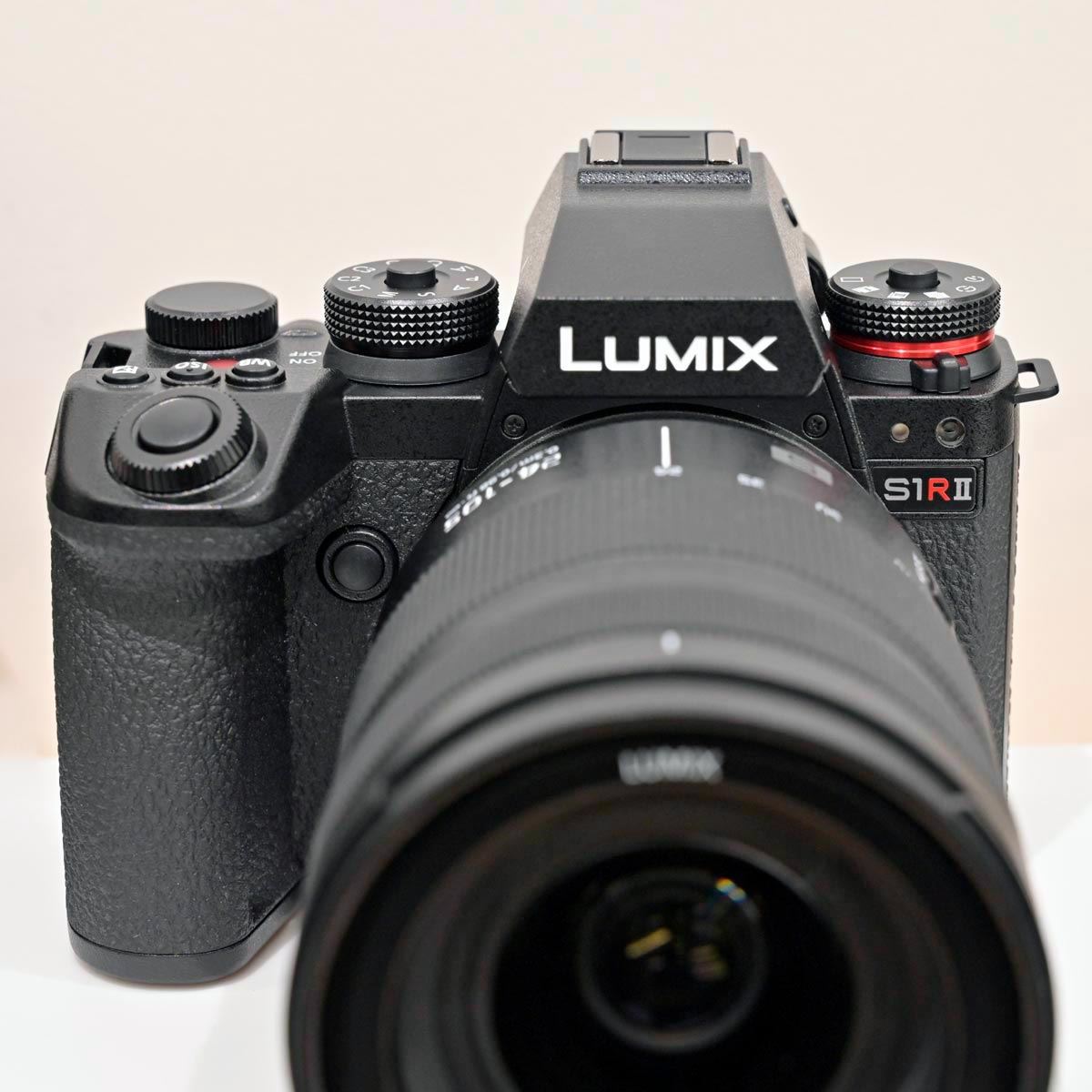 小型・軽量化した「LUMIX S1RII」登場！ 8K動画対応のハイブリッド機に