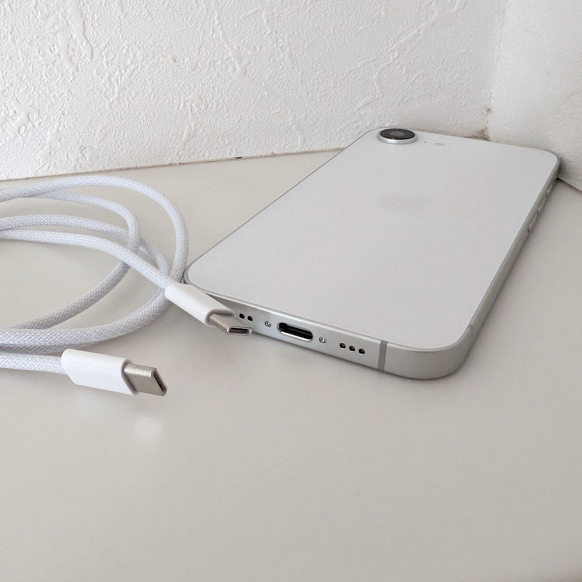 【極美品】Apple iPhone 16e ホワイト 本体 充電ケーブル付き 極美品】Apple iPhone 16e ホワイト 本体 充電ケーブル付き